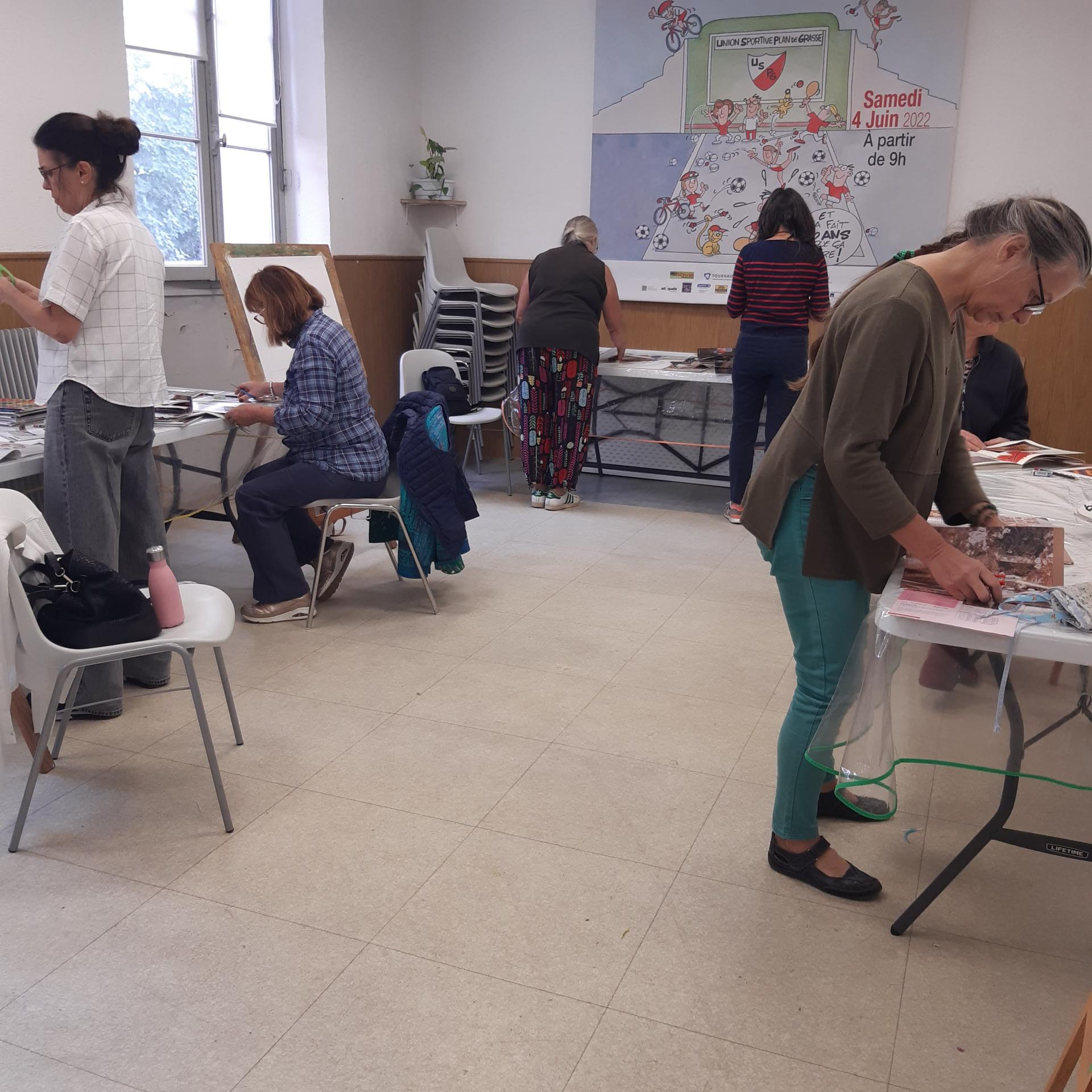 Participantes concentrées sur leur création autour des tables d'un atelier d'art-thérapie à Grasse