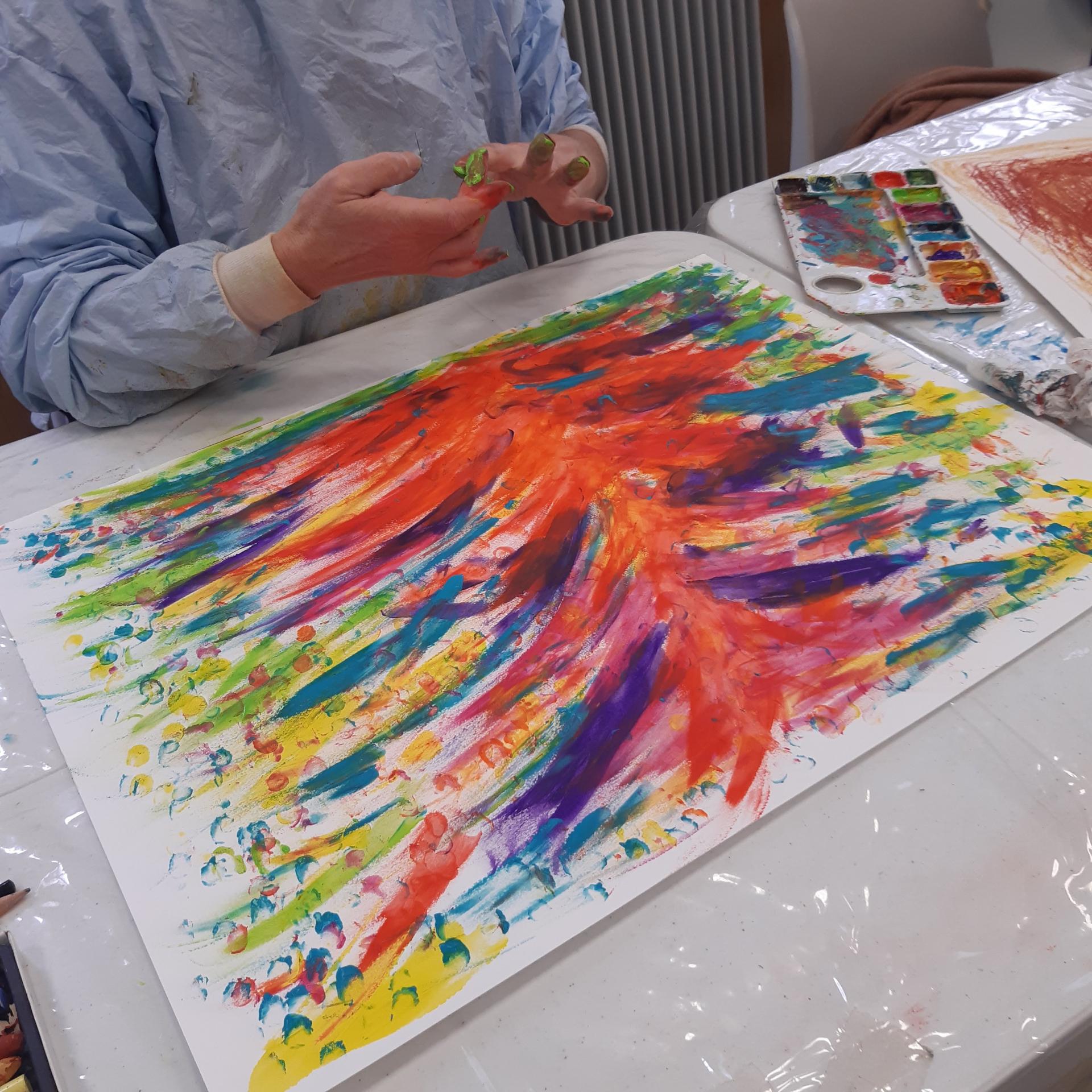 Peinture gestuelle aux couleurs vives réalisée en atelier